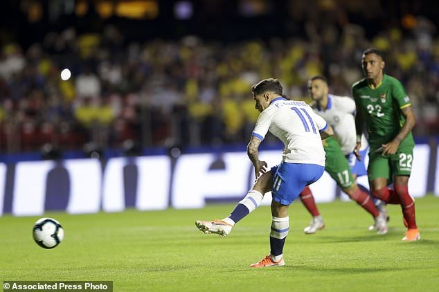 Quả đá phạt đền thành công của Coutinho. Ảnh: Associated Press Photo.