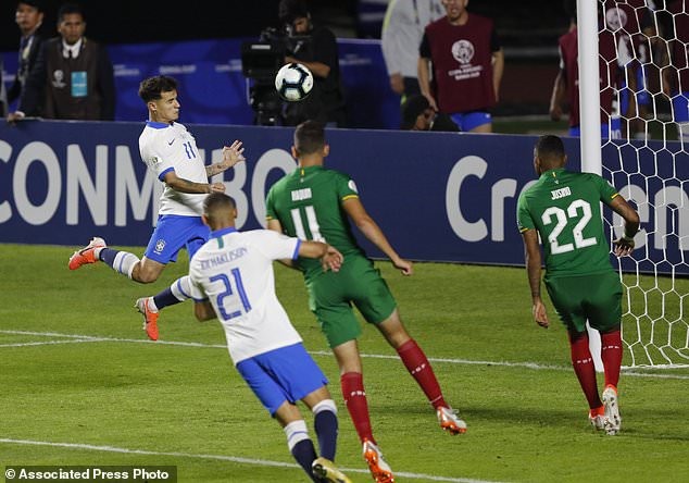 Coutinho (số 11) đánh đầu chuẩn xác, nâng tỷ số lên 2-0. Ảnh: Associated Press Photo.