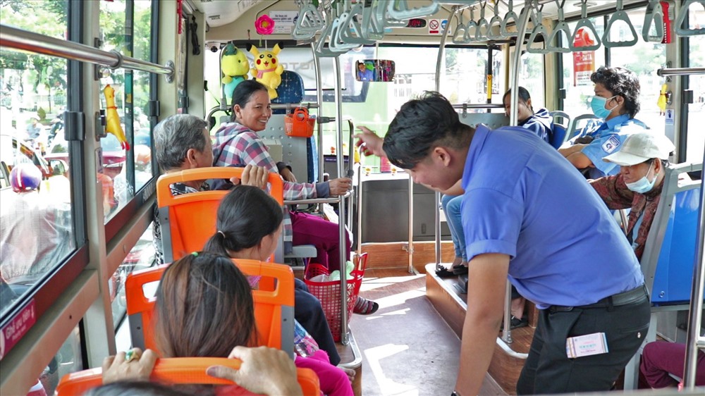 Tiếp viên Nguyễn Tấn Kiệt vui đùa cùng em nhỏ trên xe