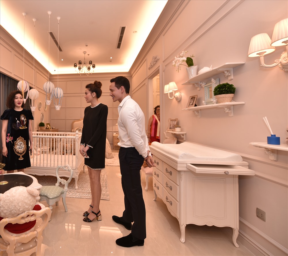 Việc Hà Hồ - Kim Lý chăm chú và bàn thảo khi ngắm phòng trưng bày cho trẻ sơ sinh dễ thương khiến cho dư luận cho rằng, cặp đôi dự tính kế hoạch sinh em bé.