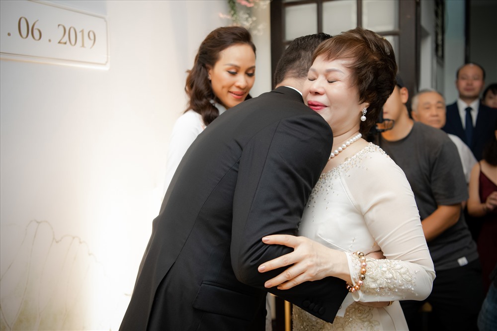 Khi trao của hồi môn cho con gái, mẹ Phương Mai ôm cô khóc nức nở khiến nhiều thành viên trong gia đình đều xúc động.