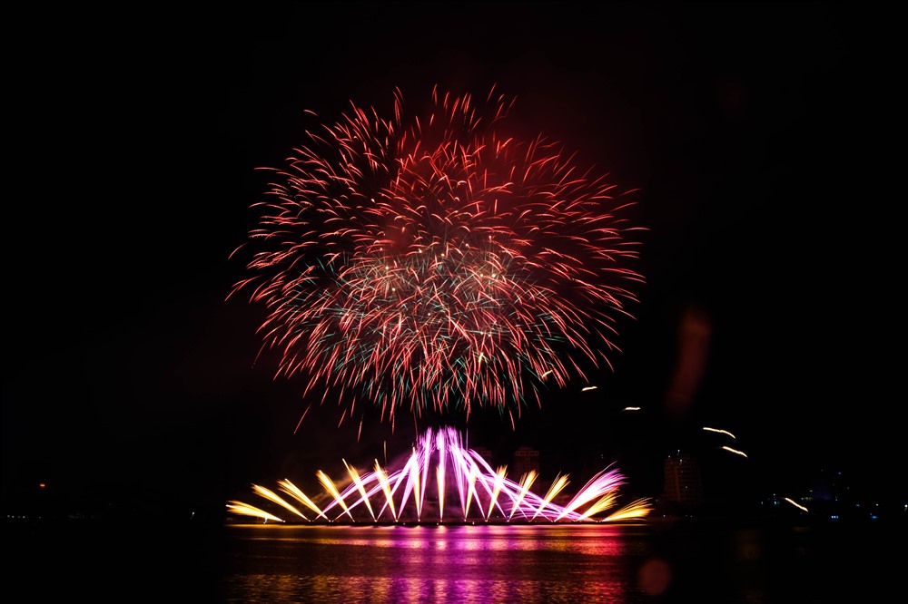 Mở đầu đêm thi thứ 3 là đội pháo hoa JoHo Pyro Professional Fireworks AB đến từ Phần Lan.