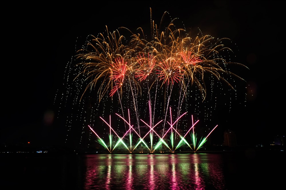 Đội pháo hoa Phần Lan cũng là “tân binh” tại DIFF 2019. Màn trình diễn pháo hoa lộng lẫy mô tả cuộc thám hiểm mang tính thần thoại và hào hùng của Lemminkainen, đan xen tình yêu, tình mẫu tử thiêng liêng.