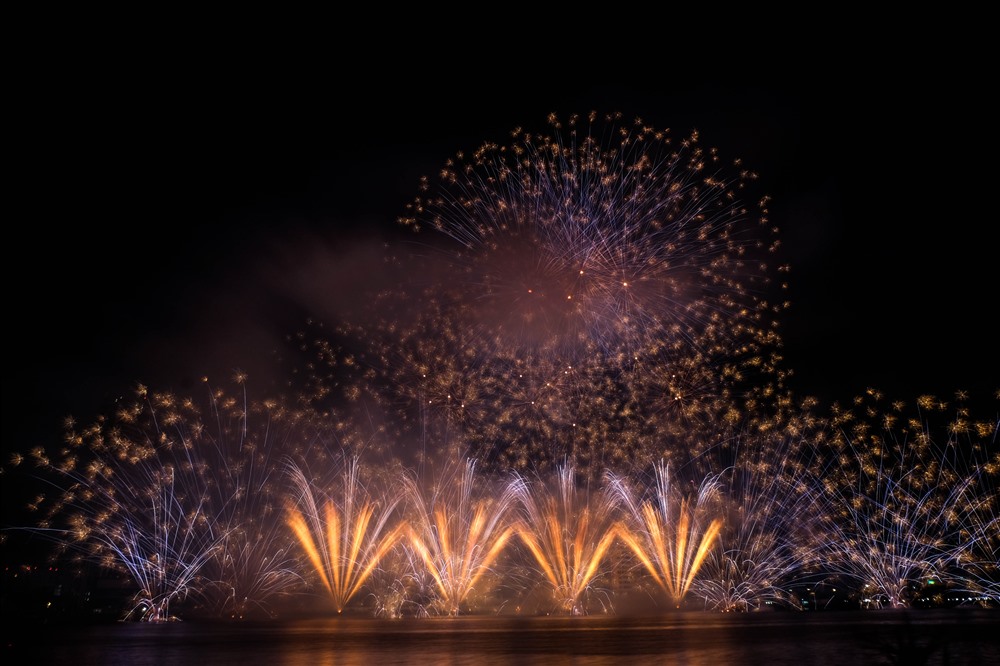 Đối thủ của đội Phần Lan là đội pháo hoa Parente Fireworks Group của Ý là một trong những “gương mặt” thân quen tại DIFF, bởi đội thi này đã từng dành giải quán quân tại Cuộc thi trình diễn pháo hoa quốc tế Đà Nẵng năm 2011, 2012. Năm 2013 họ cũng có màn trình diễn xuất sắc và chỉ thua phần thi vượt trội về công nghệ pháo hoa và âm nhạc của đội Mỹ.