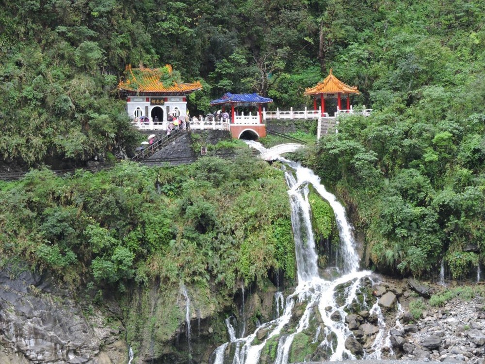 Đi qua cây cầu treo để đến Đền Eternal Spring Shrine nổi tiếng