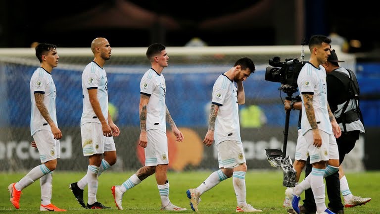 Trận thua được báo chí Argentina gắn với từ “nhục nhã“. Ảnh: Reuters.