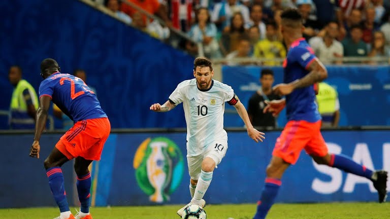Một mình Messi là không đủ. Ảnh: Reuters.