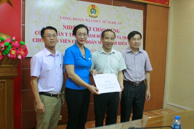 Công đoàn ngành Y tế Việt Nam trao biểu trưng hỗ trợ Công đoàn ngành Y tế Nghệ An 54 triệu đồng