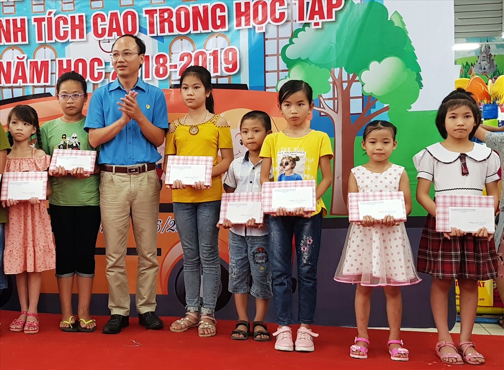 Đồng chí Phùng Minh Chung, Chủ tịch CĐ các KCN tỉnh Ninh Bình tặng quà cho các em học sinh đạt thành tích cao trong học tập. Ảnh: NT