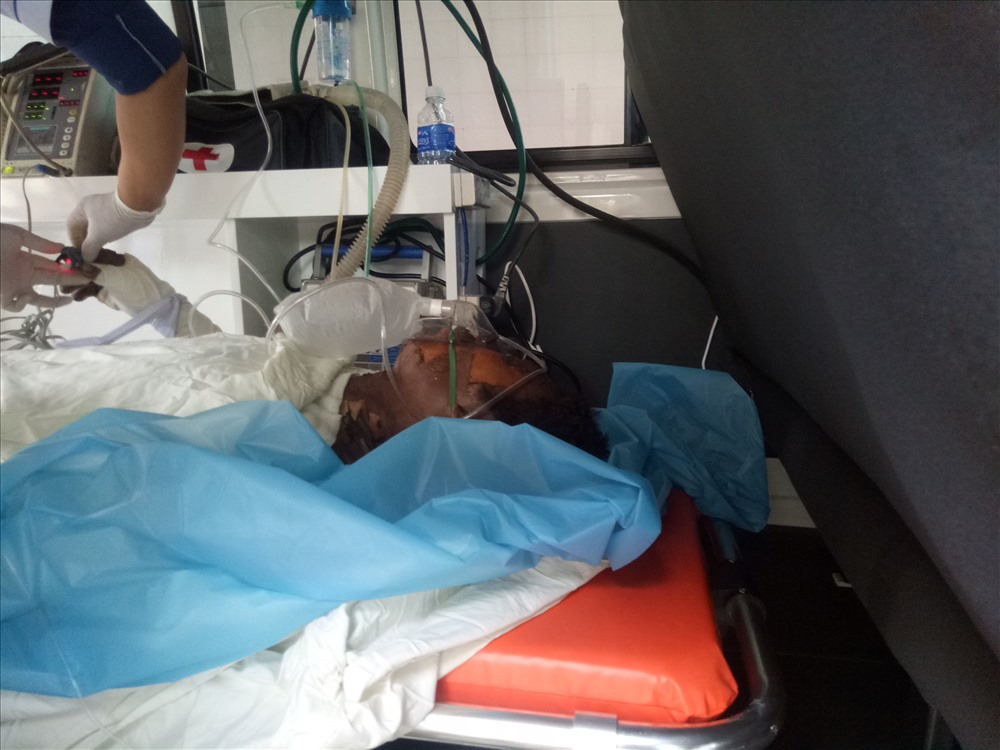 Nạn nhân Lê Văn Trai bị bỏng trên 90% được chuyển vao bệnh viện Chợ Rẫy ngay sáng nay.