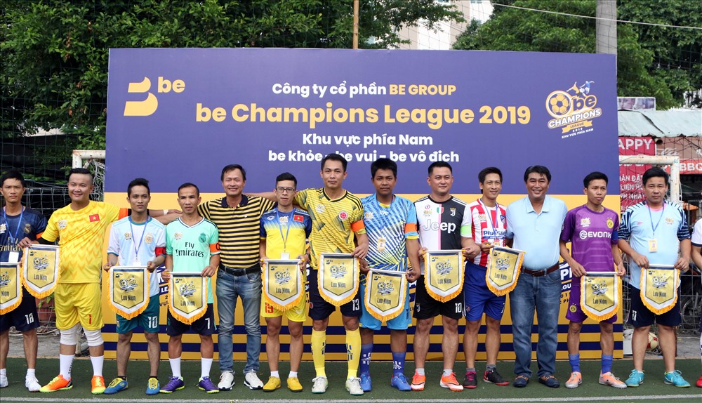 Tiền đạo nức tiếng một thời của bóng đá Việt Nam chụp hình lưu niệm cùng đại diện các đội bóng. Ảnh: Hữu Phạm