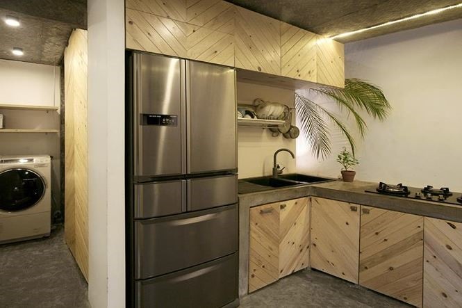 Tủ lạnh gắn vào tường đảm bảo cho căn bếp luôn gọn gàng.
