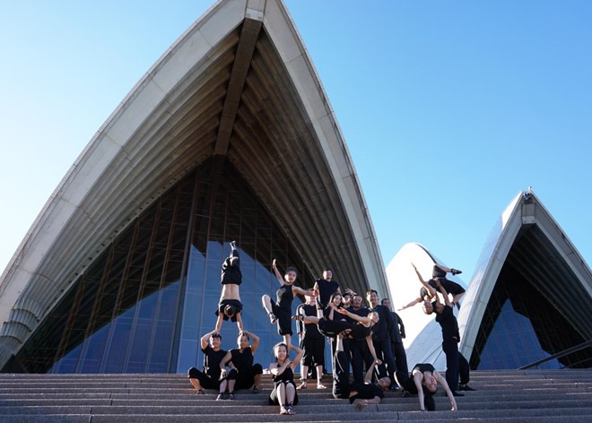 À Ố Làng Phố được lựa chọn biểu diễn tại nhà hát danh giá hàng đầu thế giới - Opera House Sydney từ 12-15.6. Ảnh: Zing.