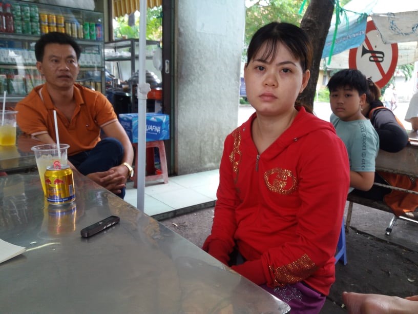 Chị Liễu (vợ) và anh Phong (anh trai) bệnh nhân Thịnh trình bày vụ việc với PV Báo Lao Động, ảnh K.Đ