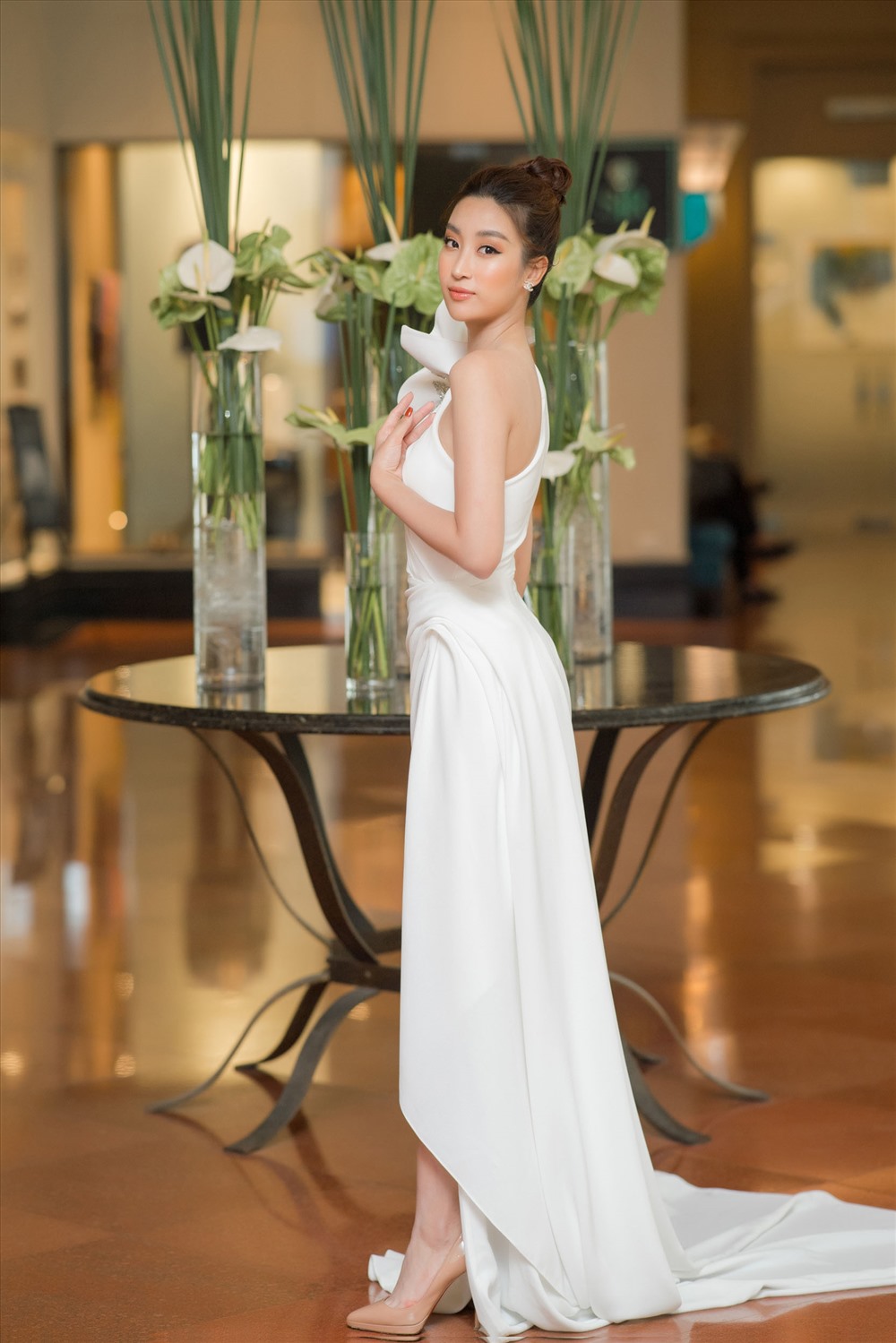 Xuất hiện tại sự kiện, Đỗ Mỹ Linh đã lựa chọn khoác lên mình chiếc đầm trắng với thiết kế tinh tế khoe vai trần gợi cảm và xẻ đùi đầy khéo léo. Ảnh: Linh Lê Chí.