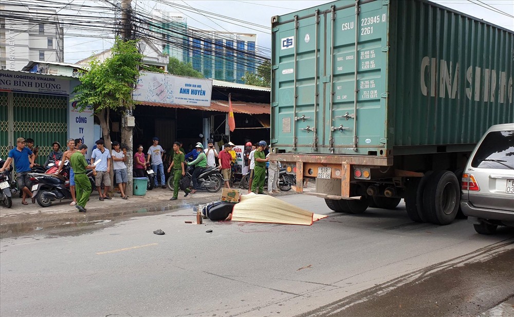 Tai nạn giữa xe máy và container khiến người đàn ông tử vong.