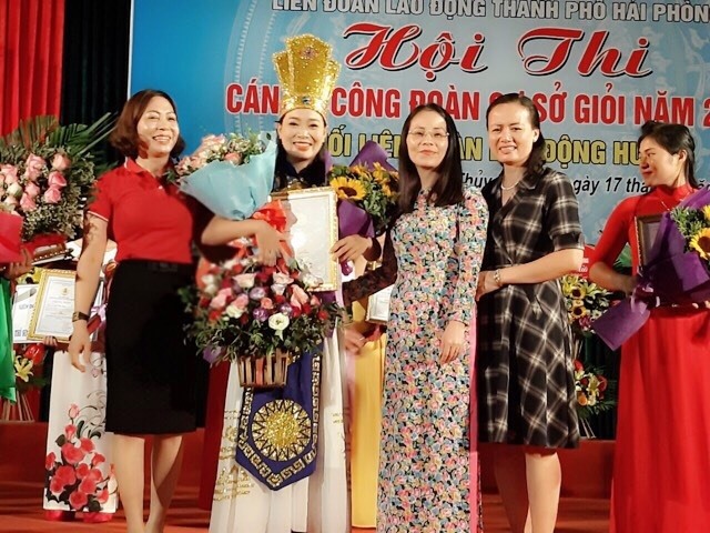 Lãnh đạo LĐLĐ Hải Phòng tặng hoa cho thí sinh Nguyễn Thị Nhung đạt giải nhất