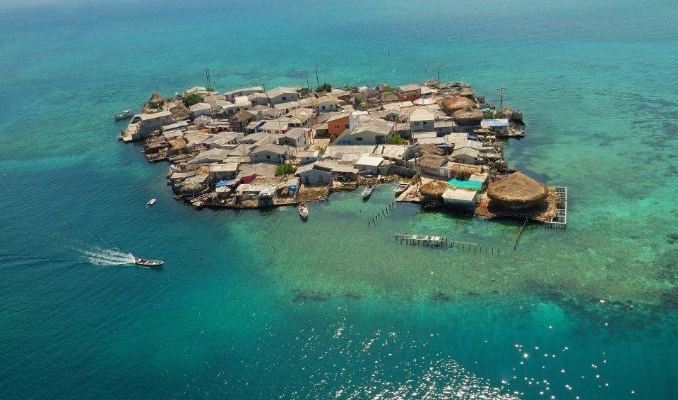 Có hơn 90 ngôi nhà trên đảo, với hơn 1.200 người sinh sống.