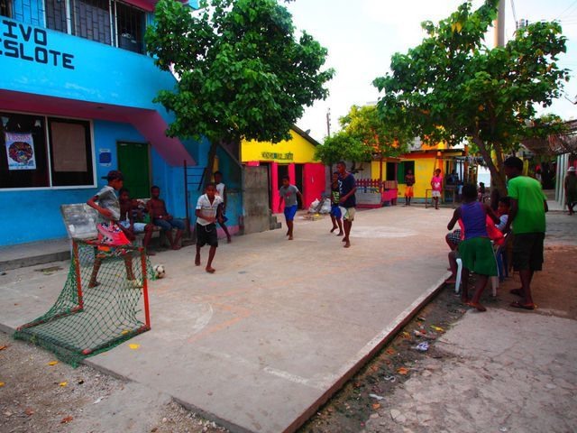 Khoảng sân nhỏ rộng nhất trên đảo để trẻ em vui chơi.