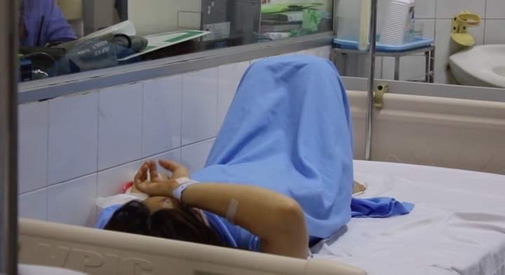 Nạn nhân vụ tai nạn đang được chữa trị tại viện Việt Đức. Ảnh TA