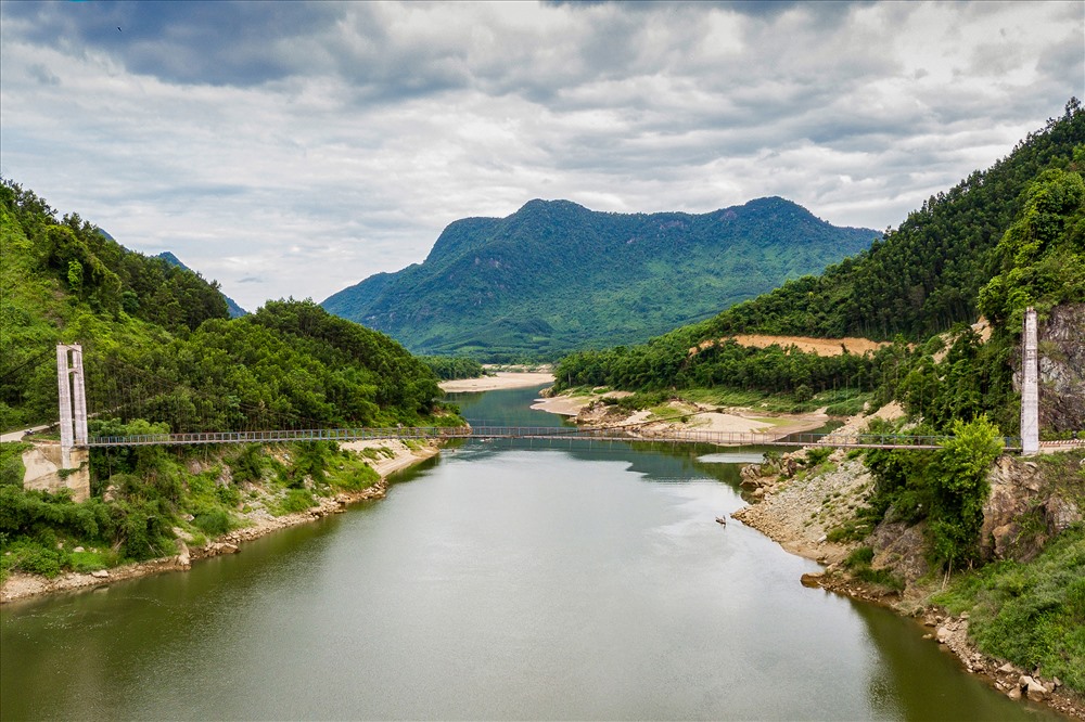 Cầu treo Quế Lâm (huyện Nông Sơn), một cây cầu độc đáo trong cấu trúc. Đây cũng là nơi được nhiều du khách tìm đến bởi sự lạ mắt của mình nơi trung dòng sông Thu. Ảnh: Cao Hùng