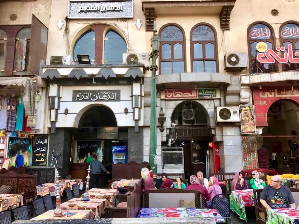 Một nhóm phụ nữ Ai Cập trong một quán café ngoài trời ở Cairo