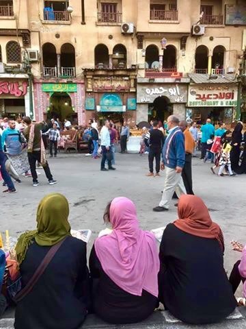 Loại khăn choàng này có tên là Hijab. Nó chỉ che đầu và cổ, chừa lại gương mặt. Trong tiếng Ả Rập hijab có nghĩa là màn che đồng thời cũng mang ý nghĩa là ăn vận khiêm nhường đúng mực.
