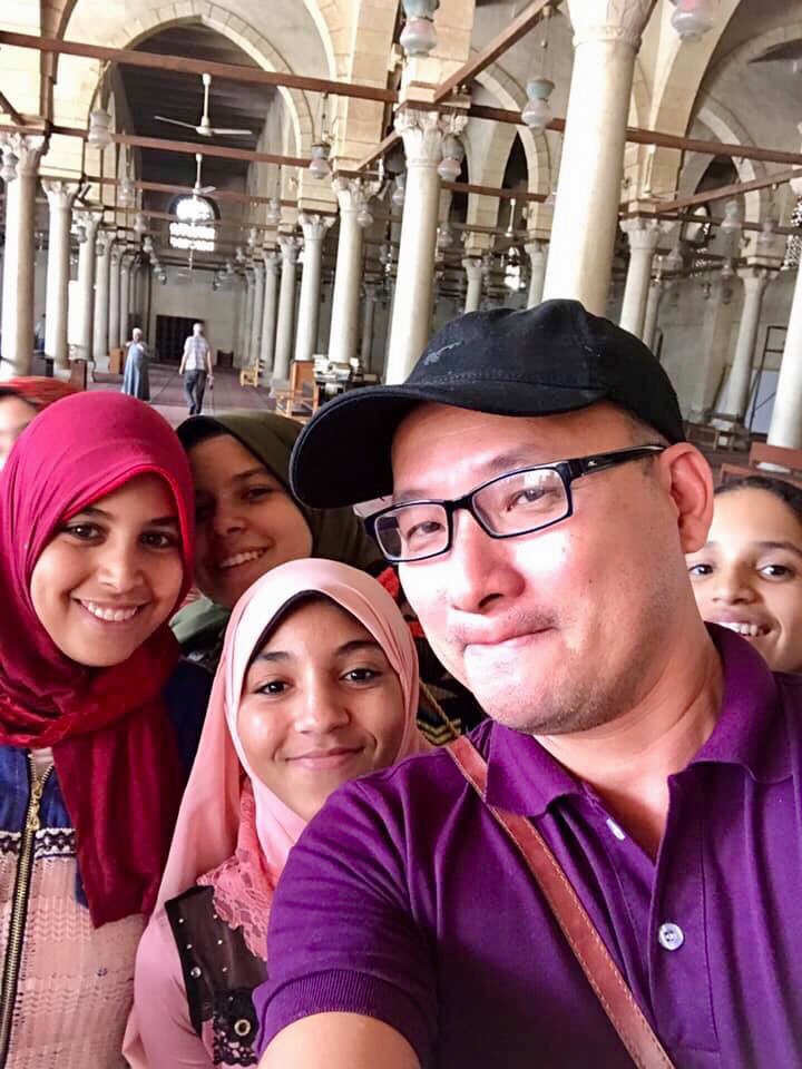 Các cô gái Ai Cập rất xinh đẹp và luôn cười thật tươi khi chụp hình lưu niệm với du khách