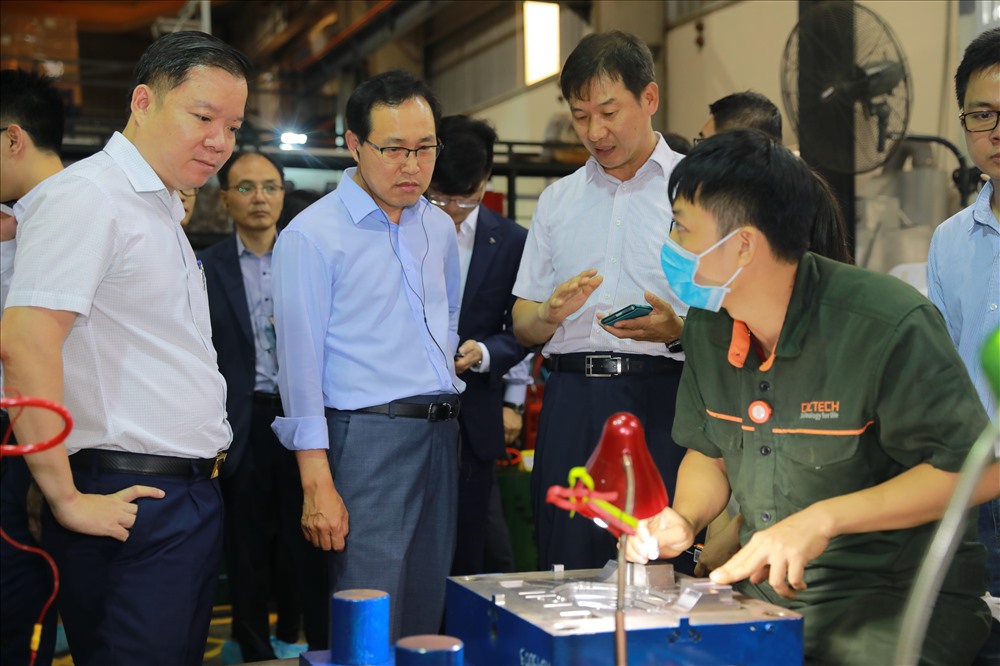 Ông Choi Joo Ho - Tổng giám đốc Samsung Việt Nam cùng đoàn lãnh đạo tham quan khu vực sản xuất của các doanh nghiệp công nghệ cao, khuôn mẫu ép nhựa và mạ nhựa tham gia chương trình tư vấn cải tiến doanh nghiệp.