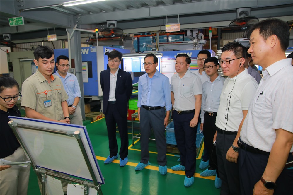 Ông Nguyễn Văn Hùng - Tổng giám đốc CNC Tech (Đan Phượng) đang giới thiệu các mô hình sản phẩm tại khu vực sản xuất của doanh nghiệp.
