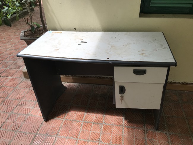 Chiếc bàn cũ của ông Sơn thường dùng để sửa điện và một số vật dụng khác.