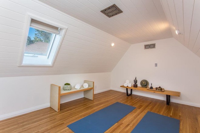 Tầng áp mái có thể được dùng như một nơi tập yoga, hoặc thậm chí là một phòng làm việc. Ảnh: Daniel Dahler.