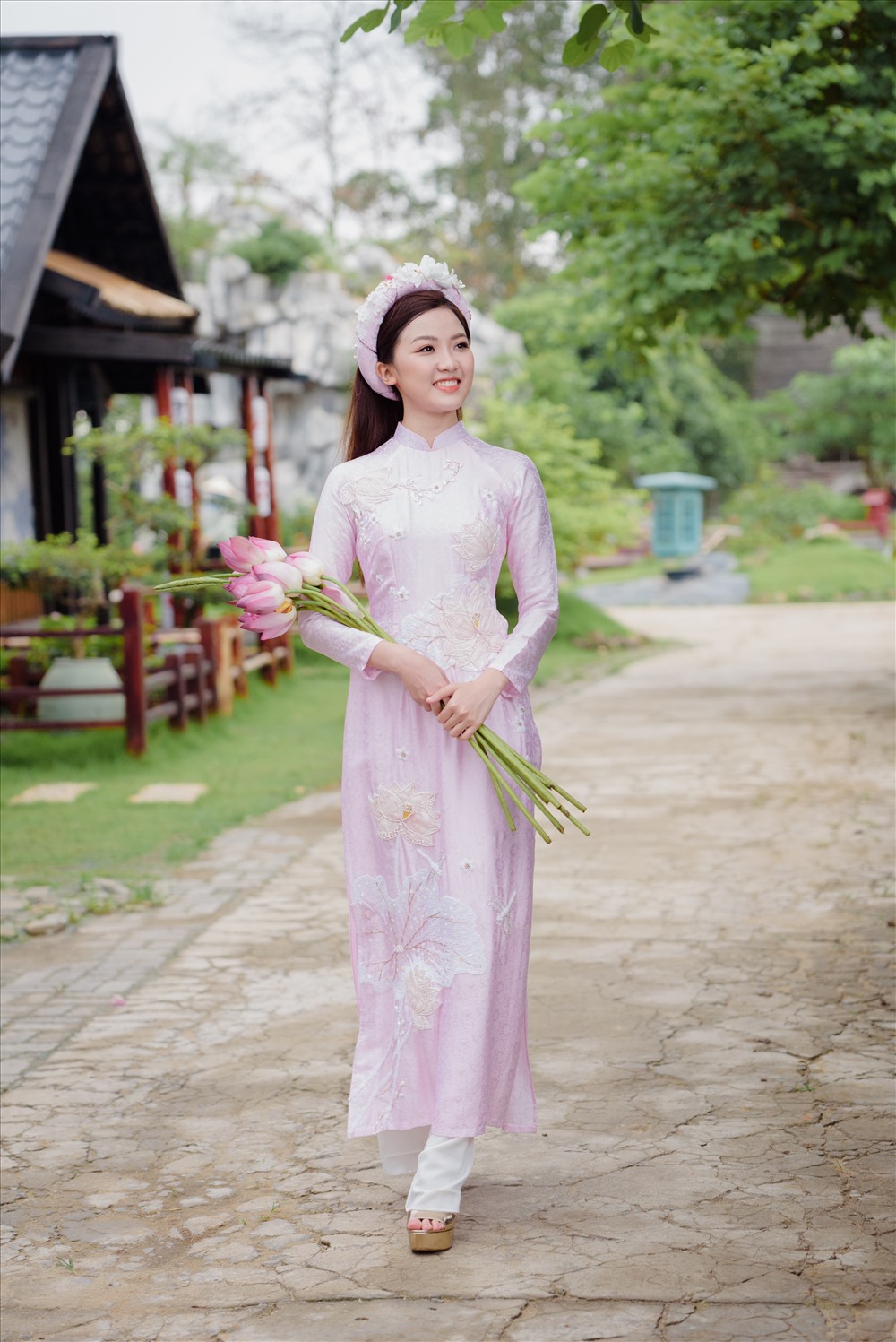 Còn nữ diễn viên Lương Thanh lại dịu dàng và nền nã.