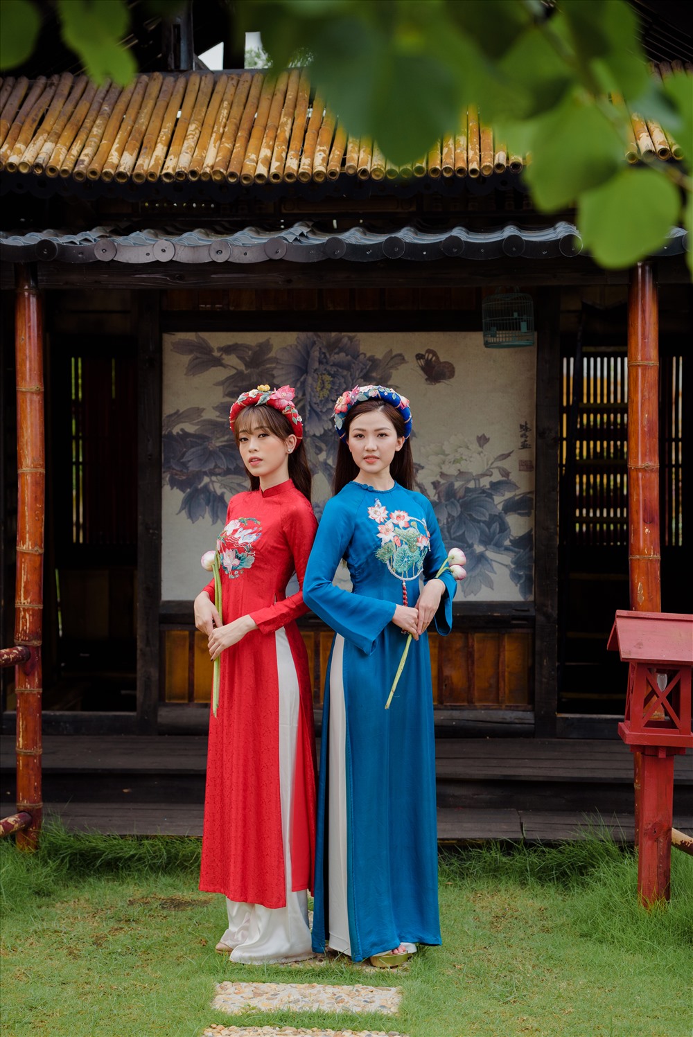Hai người đẹp nổi bật trong bộ sưu tập áo dài “Linh Sen” của Hoa hậu Ngọc Hân.