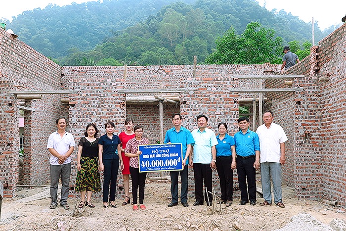 Các đại biểu trao tiền cho gia đình đoàn viên Triệu Thị Thương – CĐCS Công ty cổ phần lương thực Vĩnh Phú. Ảnh: H.T