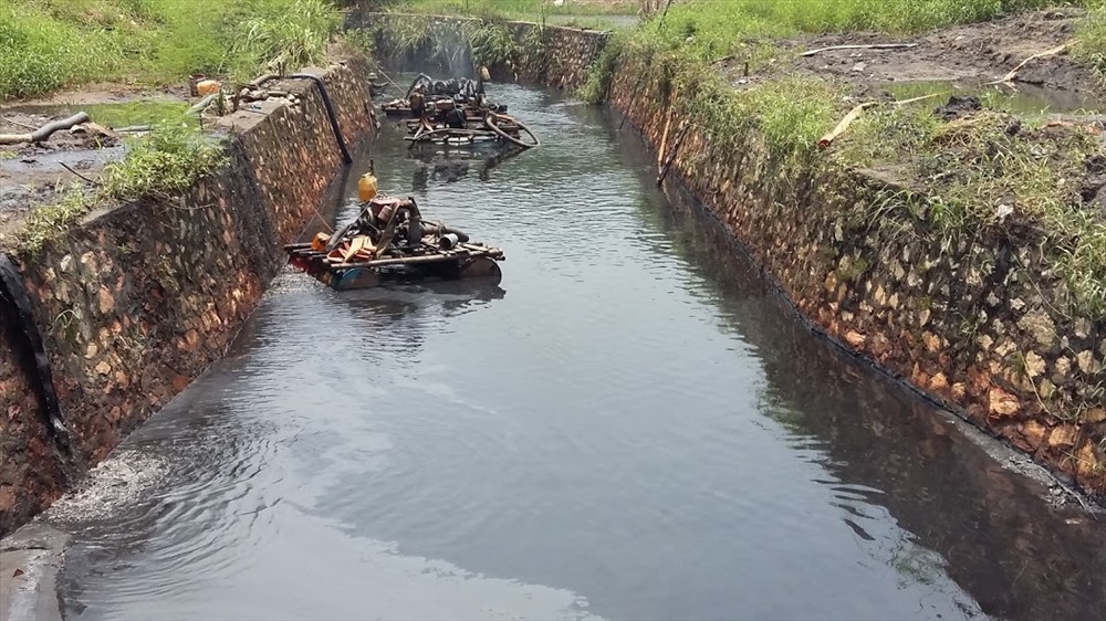 Những con suối đổ thẳng ra vịnh Cửa Lục đầy than trôi sau mỗi trận mưa lớn. Ảnh: Nguyễn Hùng