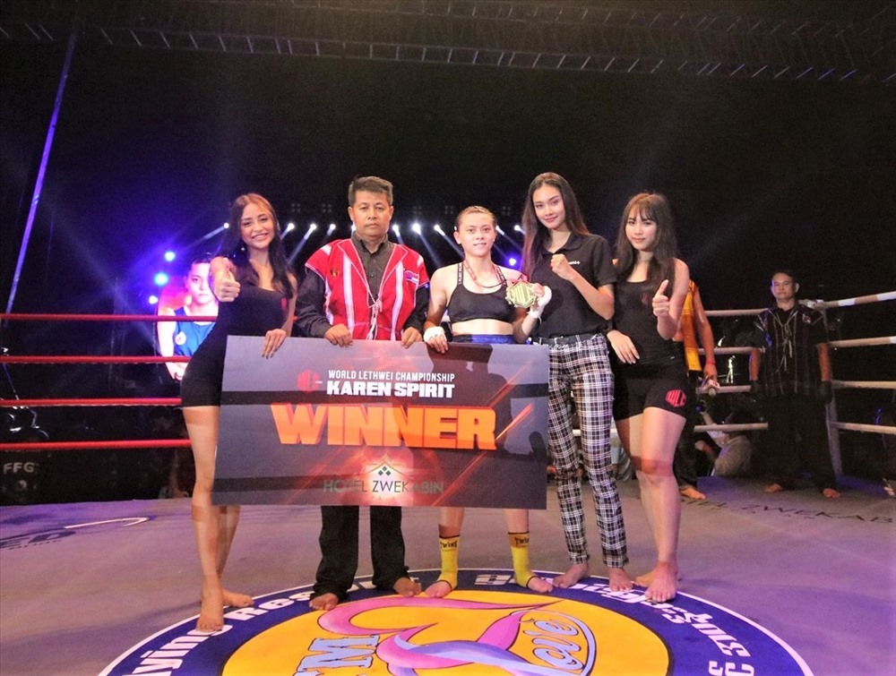 Nữ võ sĩ Huỳnh Hà Hữu Hiếu thắng lớn tại sàn đấu trong khuôn khổ giải World Lethwei Championship. Ảnh: WLC