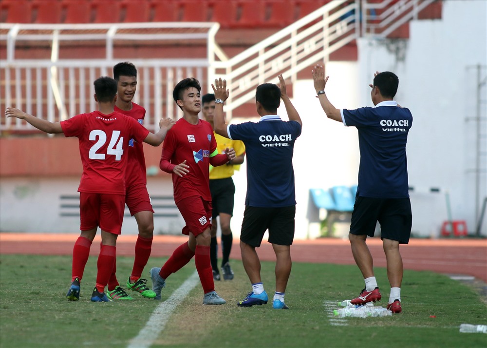 Ở trận đấu diễn ra trước đó, U15 Viettel đã dễ dàng đánh bại U15 Savinest Khánh Hòa với tỉ số đậm 4-0 để tạm thời giành vị trí nhất bảng B. Ảnh: T.N