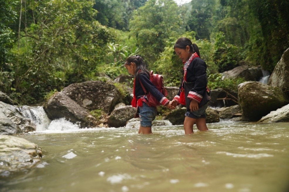 Nhiều học sinh tại tỉnh Hà Giang hằng ngày phải vượt qua các con suối, khe núi để đến lớp.