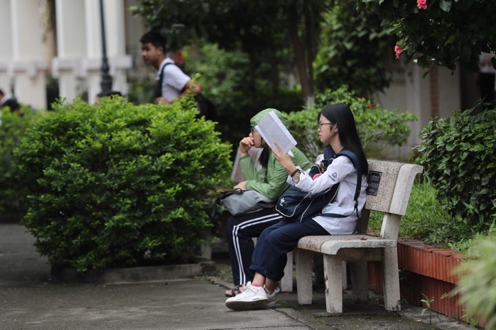 Môn Ngữ văn được làm trong 120 phút với hình thức tự luận. Một thí sinh tại điểm thi trường THCS Nam Trung Yên tranh thủ đọc lại kiến thức trước giờ G. Ảnh: Sơn Tùng