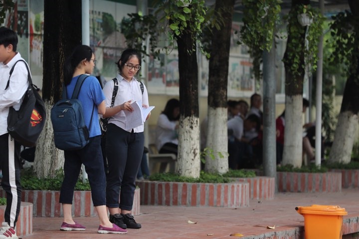 Sáng nay (2.6), hơn 85.000 thí sinh tại Hà Nội chính thức làm bài thi đầu tiên - môn Ngữ văn, giành “vé” vào lớp 10 THPT công lập, nhiều thí sinh có mặt tại điểm thi từ sớm tranh thủ ôn bài. Ảnh: Sơn Tùng