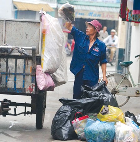 Công nhân dọn vệ sinh rác vẫn chưa thực hiện phân loại rác theo quy định.