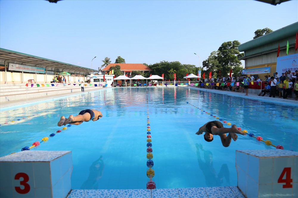 Để nâng cao trình độ bơi lội, thị xã tổ chức nhiều giải bơi dành cho học sinh tiểu học. Ảnh: Thanh Tùng