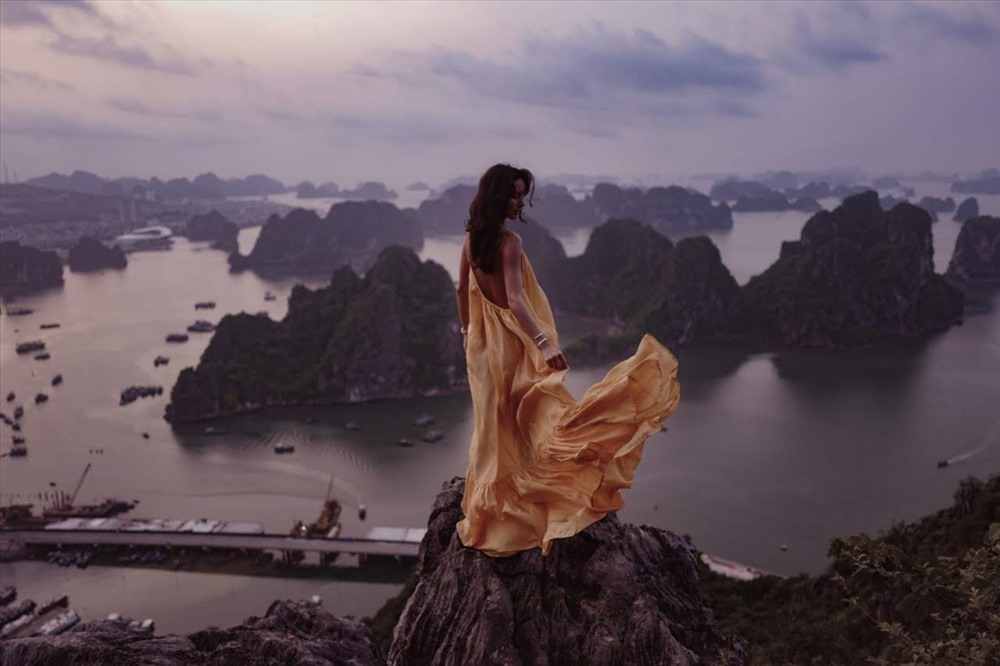 “Phiêu” trên đỉnh núi Bài Thơ. Carolyn Carter viết: “4h45, chúng tôi bắt đầu hành trình mà tôi cảm giác như có cả triệu bậc thang. Khoảng 30-45 phút sau, chúng tôi lên tới đỉnh núi Bài Thơ và được chiêm ngưỡng một trong những cảnh bình minh đẹp nhất thế giới đang về trên những hòn đảo của vịnh Hạ Long.”