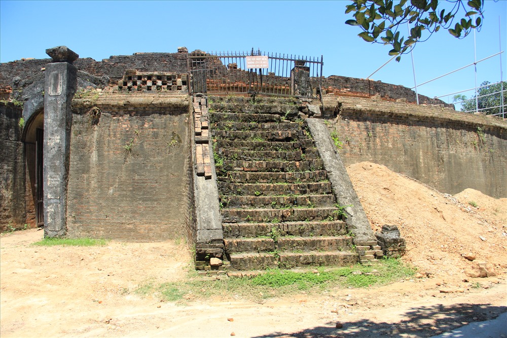 Cầu thang dẫn lên khán đài.