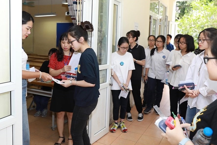 Thí sinh làm thủ tục trước khi vào phòng thi trong ngày 2.6. Ảnh: Hải Nguyễn
