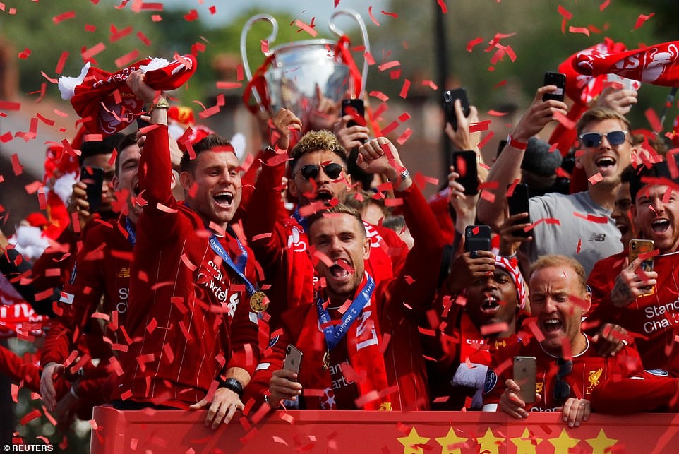 Bên cạnh niềm vui, các cầu thủ Liverpool cũng tri ân người hâm mộ của đội bóng. Ảnh: Reuters.