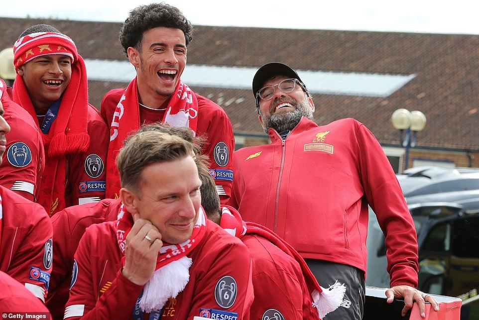 Sau mùa giải nhiều thăng trầm, HLV Jurgen Klopp (ngoài cùng bên phải) cũng có thể nở nụ cười mãn nguyện. Ảnh: Getty Images.