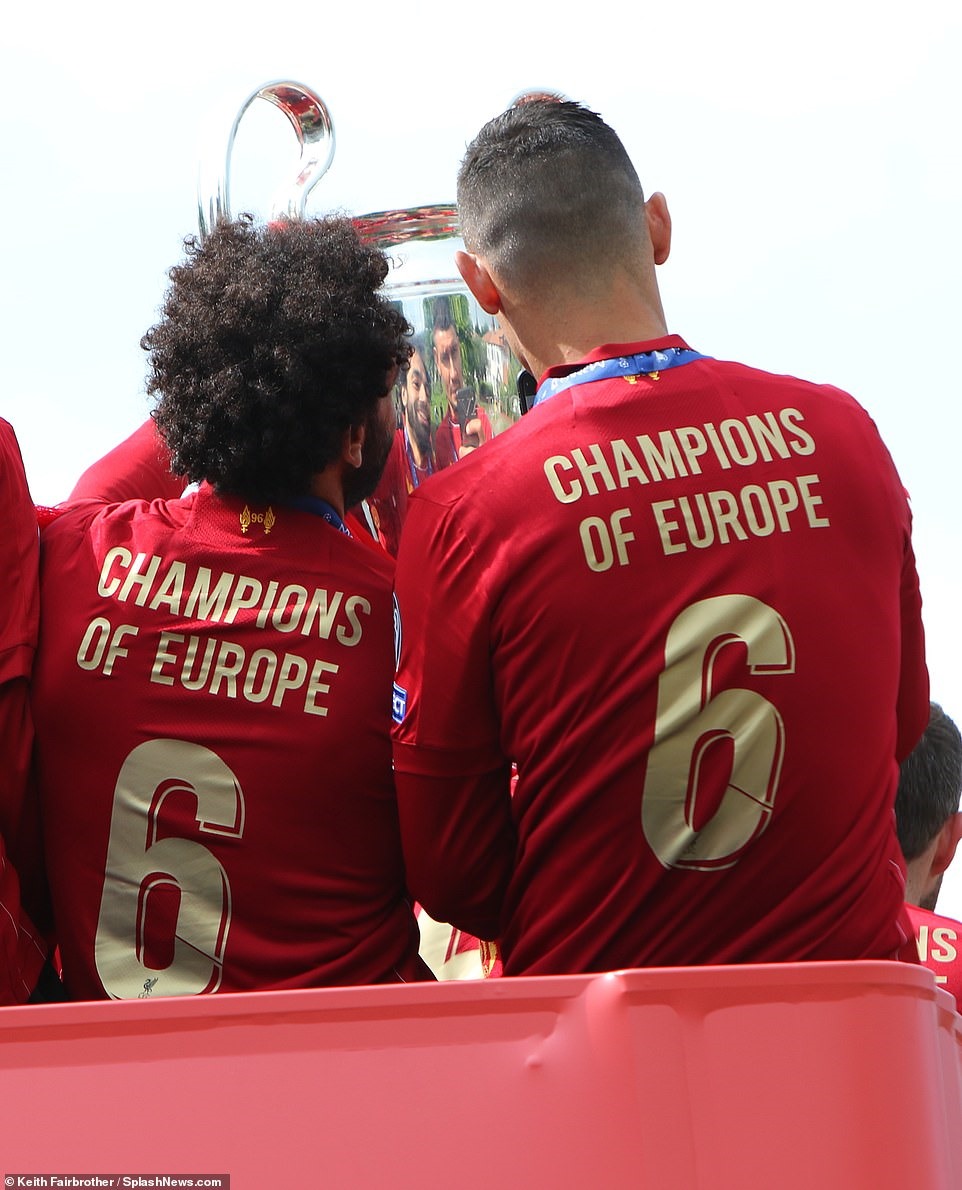 Tất cả cầu thủ Liverpool cùng mặc chiếc áo số 6 với dòng chữ “Champions of Europe” (Những nhà vô địch của Châu Âu) trong buổi diễu hành. Ảnh: Splashnews.com.