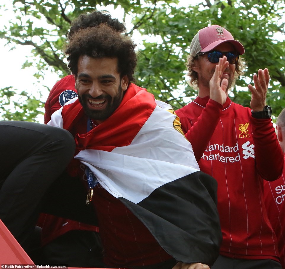 Mohamed Salah khoác trên mình quốc kì của Ai Cập. Anh trở thành cầu thủ đầu tiên của đất nước này ghi bàn ở trận chung kết UEFA Champions League. Ảnh: Splashnews.com.